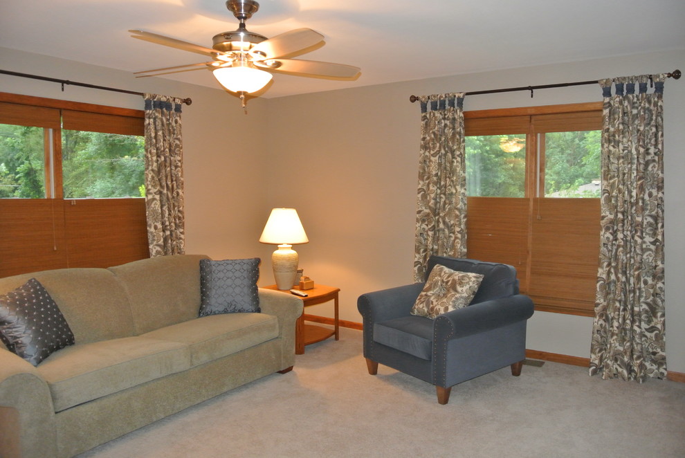 Стильный дизайн: изолированная гостиная комната среднего размера в стиле ретро с бежевыми стенами и ковровым покрытием без камина, телевизора - последний тренд
