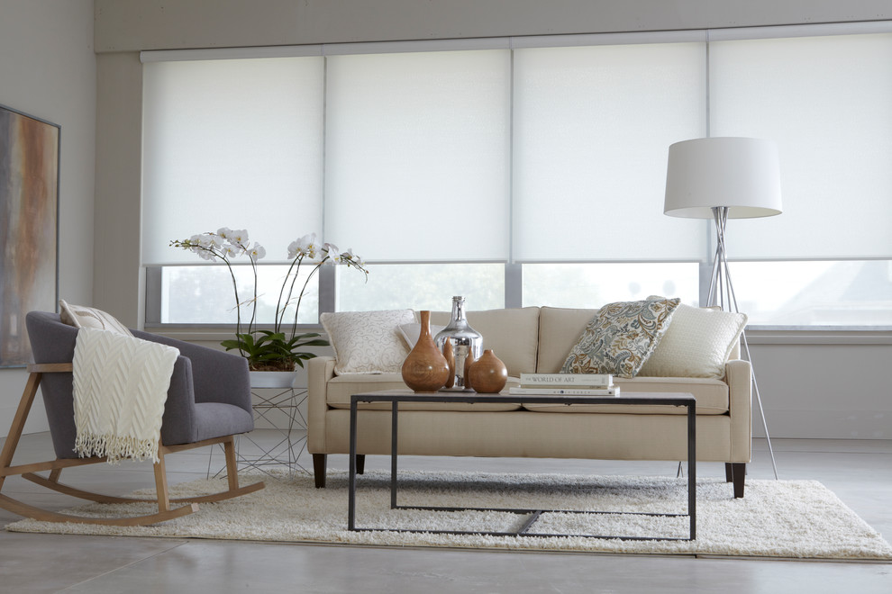 Diseño de salón para visitas abierto minimalista de tamaño medio sin chimenea y televisor con paredes blancas, suelo de cemento y suelo blanco