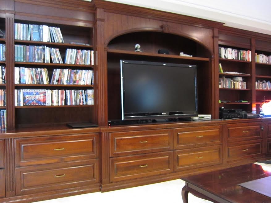 Esempio di un grande soggiorno classico con libreria e parete attrezzata