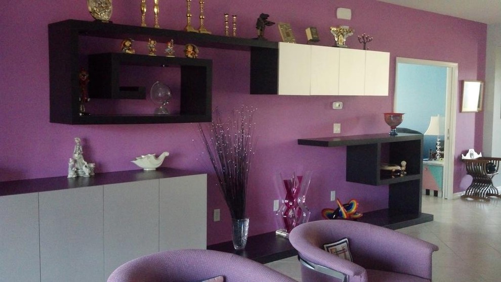 Источник вдохновения для домашнего уюта: гостиная комната в современном стиле с фиолетовыми стенами, полом из керамогранита и серым полом без камина