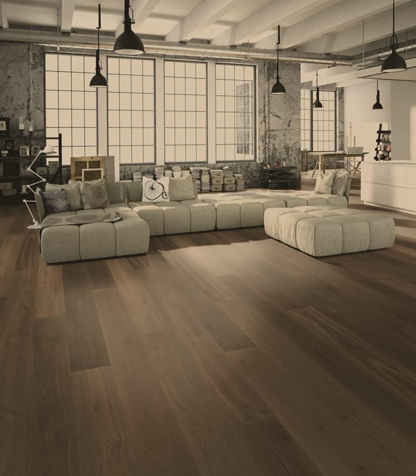 Modelo de salón abierto tradicional renovado grande con paredes grises, suelo de madera oscura y suelo marrón