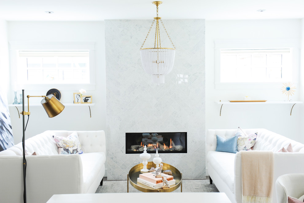 Mittelgroßes, Fernseherloses, Offenes Klassisches Wohnzimmer mit weißer Wandfarbe, Gaskamin, Kaminumrandung aus Stein und dunklem Holzboden in Vancouver