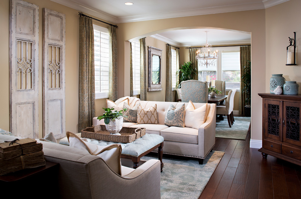 Imagen de salón para visitas abierto clásico de tamaño medio con paredes beige y suelo de madera en tonos medios