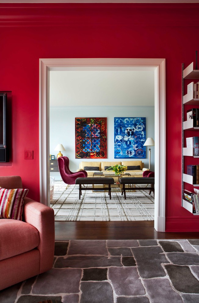 Immagine di un soggiorno design con pareti blu e parquet scuro