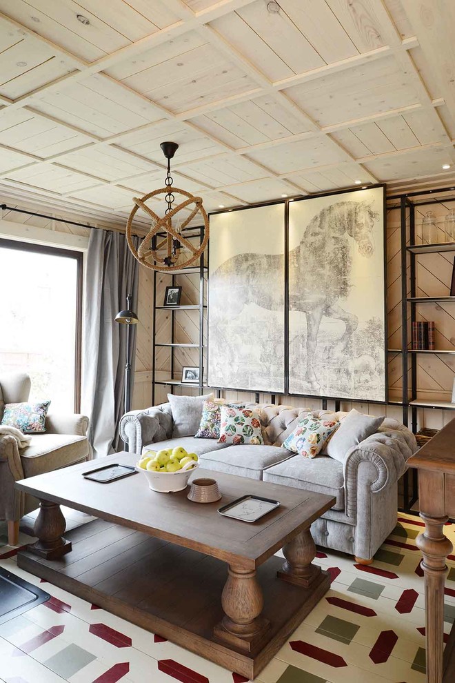 Repräsentatives Eklektisches Wohnzimmer mit beiger Wandfarbe, gebeiztem Holzboden und TV-Wand in Moskau