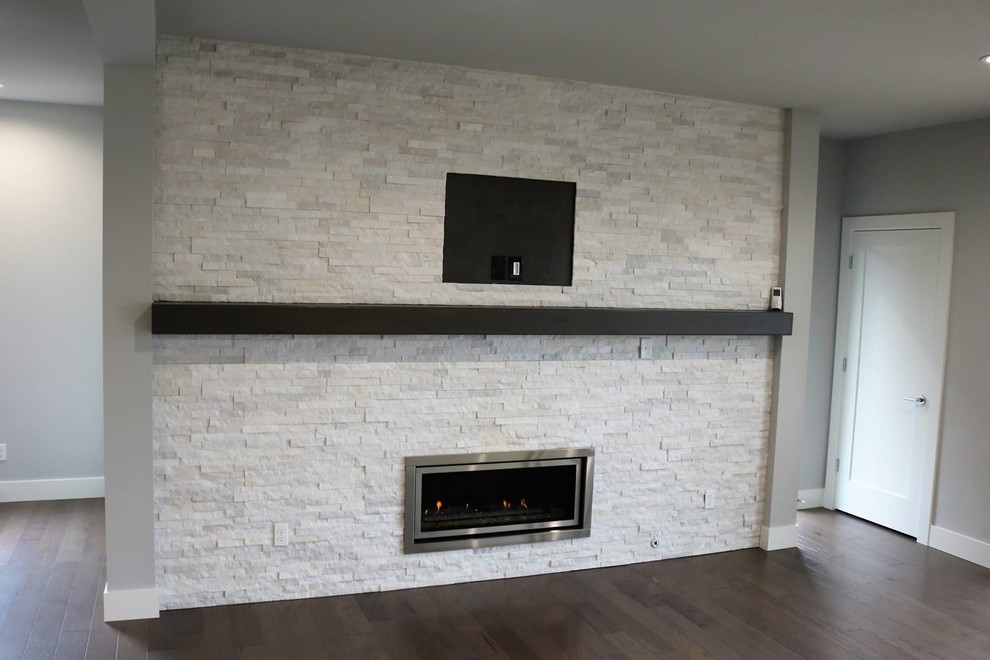 Пример оригинального дизайна: открытая гостиная комната среднего размера в современном стиле с серыми стенами, темным паркетным полом, горизонтальным камином, фасадом камина из металла и телевизором на стене