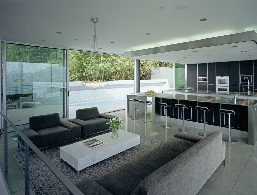 Cette image montre un salon minimaliste ouvert et de taille moyenne avec un sol en marbre et un bar de salon.