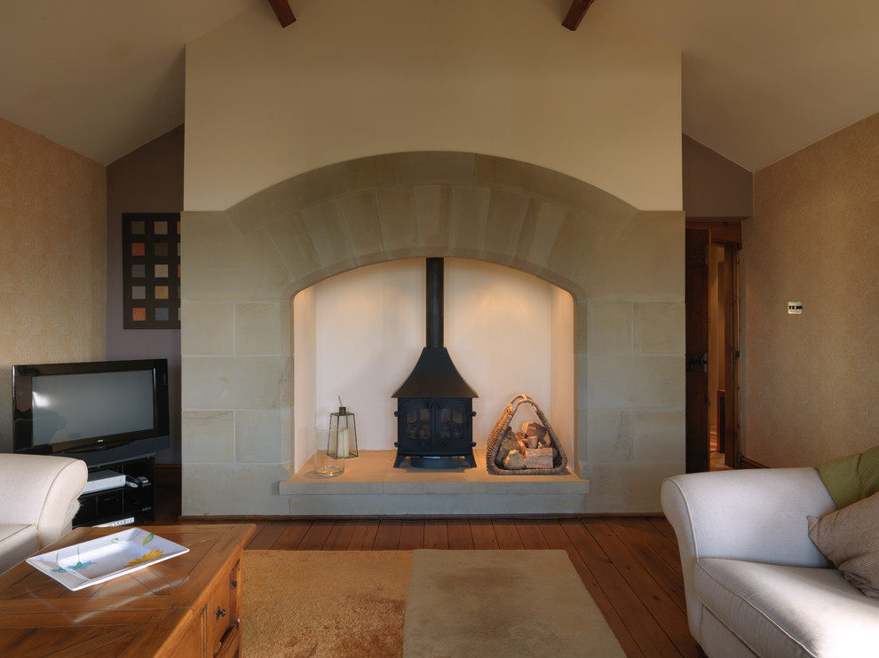 Cette photo montre un salon nature avec un manteau de cheminée en pierre.