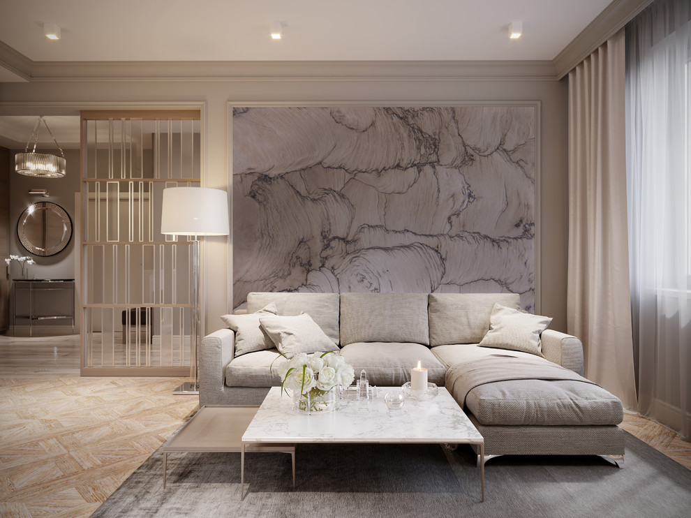 Modern inredning av ett vardagsrum, med beige väggar, marmorgolv och beiget golv