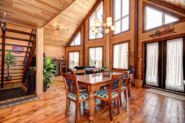 Ispirazione per una sala da pranzo stile rurale di medie dimensioni con pavimento in legno massello medio