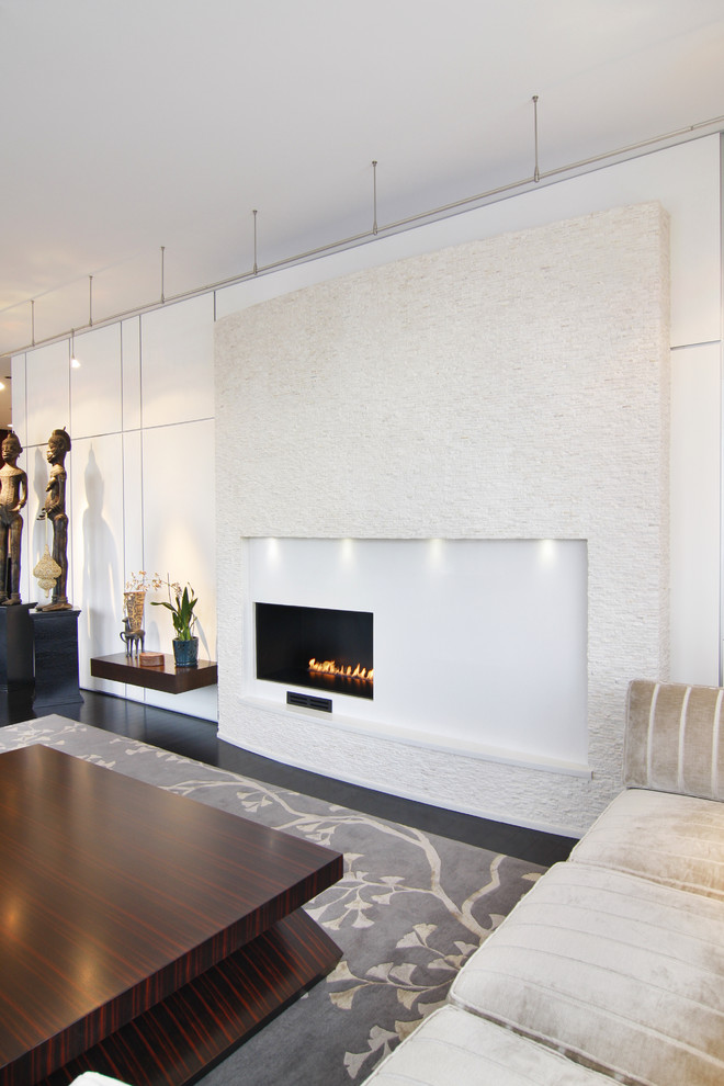 На фото: гостиная комната в современном стиле с белыми стенами и горизонтальным камином