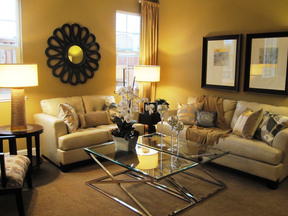 Пример оригинального дизайна: гостиная комната в современном стиле с желтыми стенами и красивыми шторами
