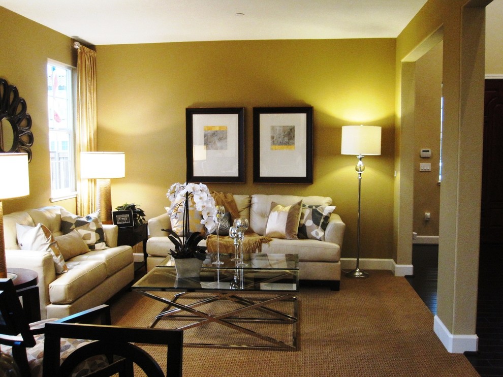Источник вдохновения для домашнего уюта: гостиная комната в современном стиле с желтыми стенами и красивыми шторами