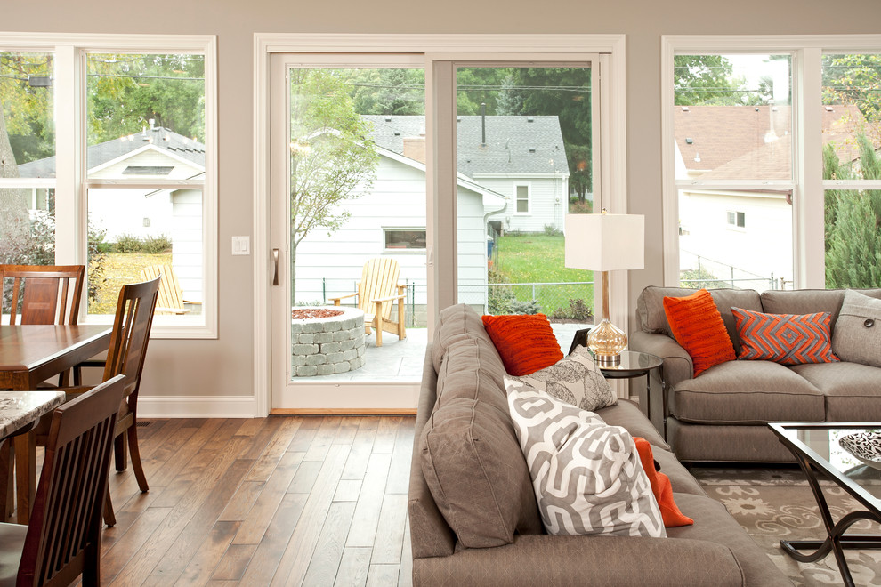 Foto de salón abierto clásico de tamaño medio con paredes grises y suelo de madera en tonos medios