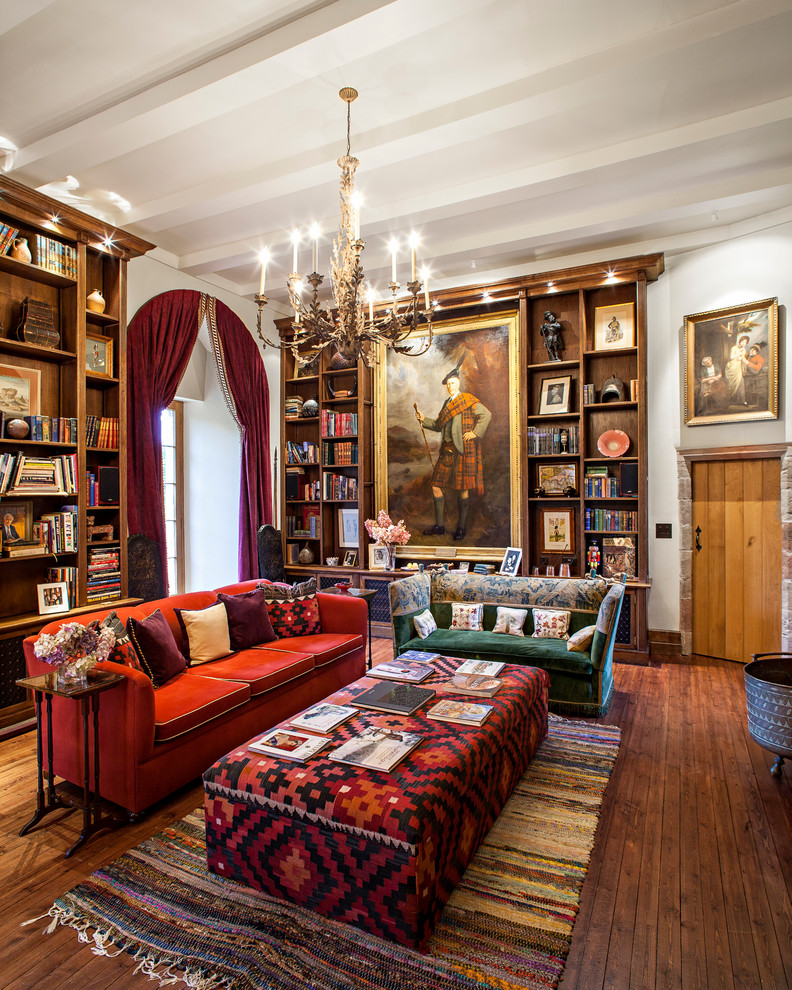 Источник вдохновения для домашнего уюта: гостиная комната в викторианском стиле с с книжными шкафами и полками, белыми стенами и темным паркетным полом