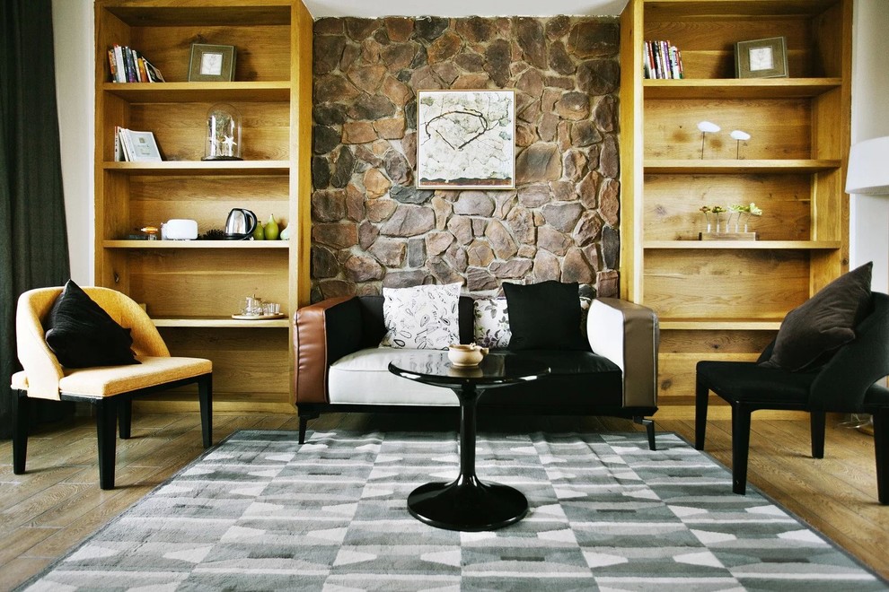 Idée de décoration pour un salon design avec une salle de réception, un sol en bois brun et un mur en pierre.