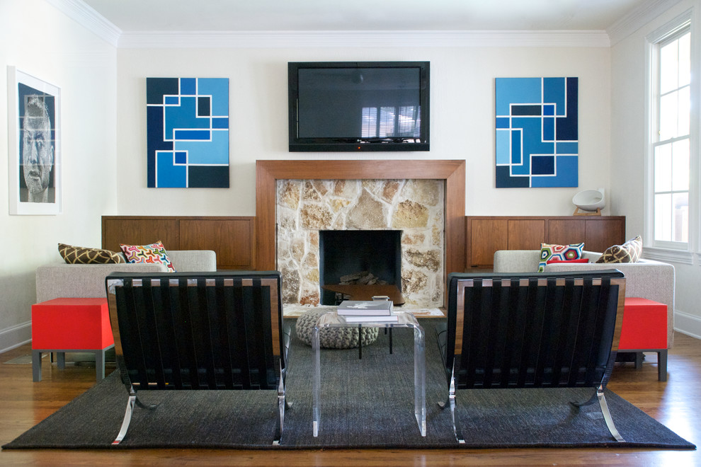 Modernes Wohnzimmer mit Kaminumrandung aus Stein in Dallas