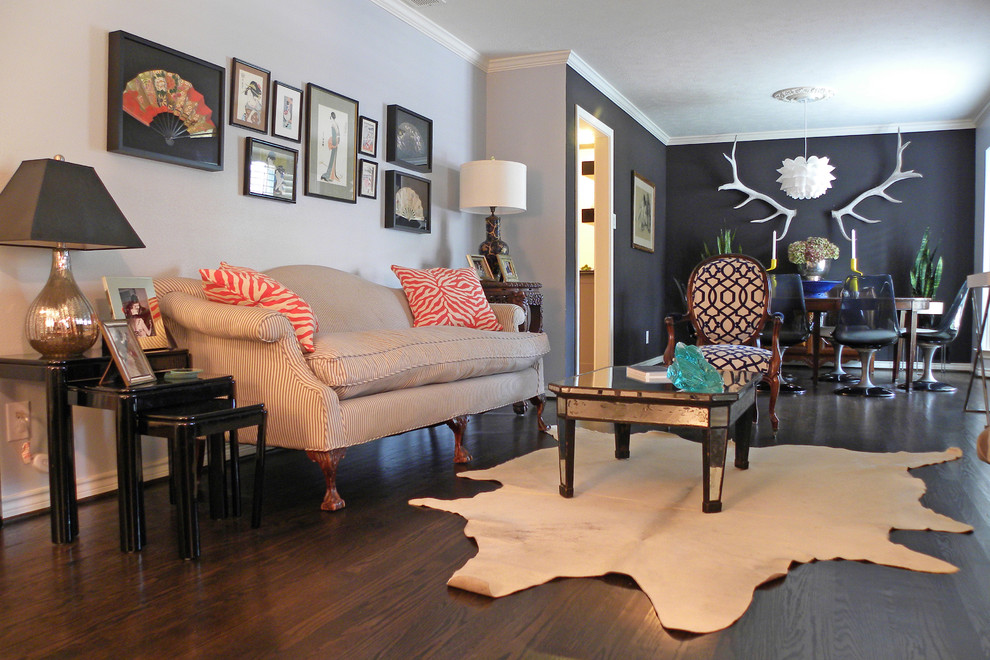 Immagine di un soggiorno eclettico con pareti nere, parquet scuro, pavimento marrone e tappeto