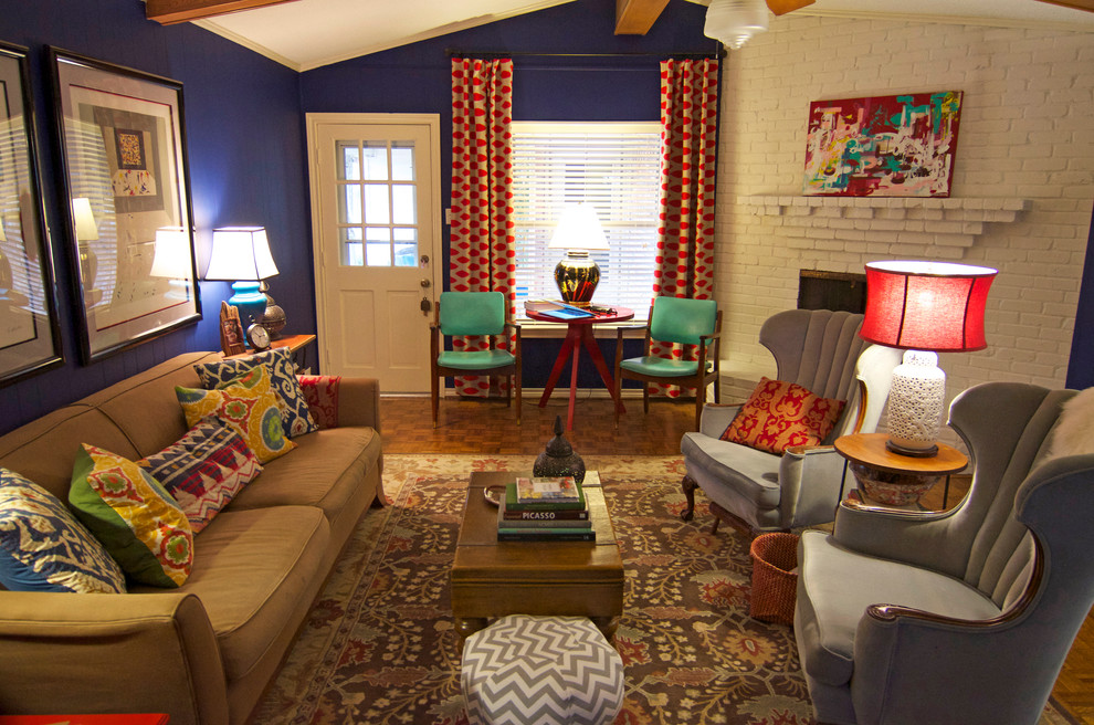 Cette image montre un salon bohème avec un mur bleu et un manteau de cheminée en brique.