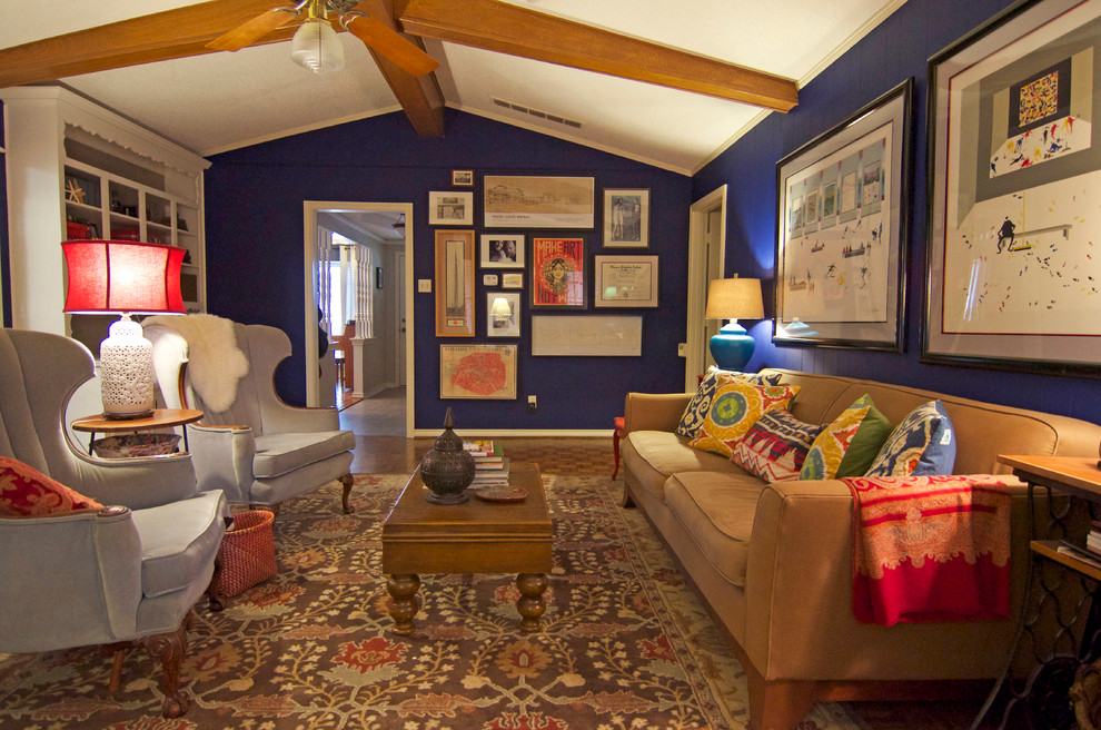 Eklektisches Wohnzimmer mit blauer Wandfarbe in Dallas