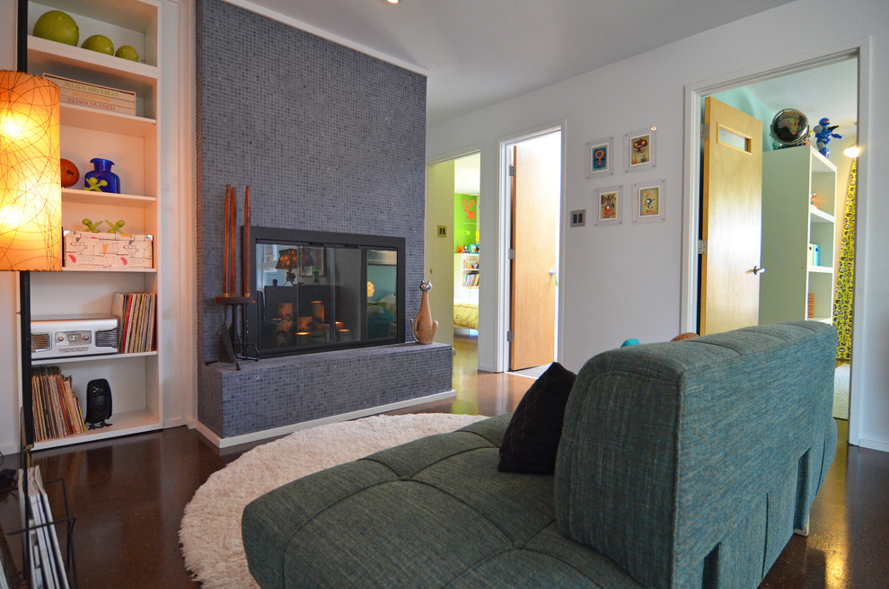 Свежая идея для дизайна: гостиная комната в стиле ретро с фасадом камина из плитки и белыми стенами - отличное фото интерьера
