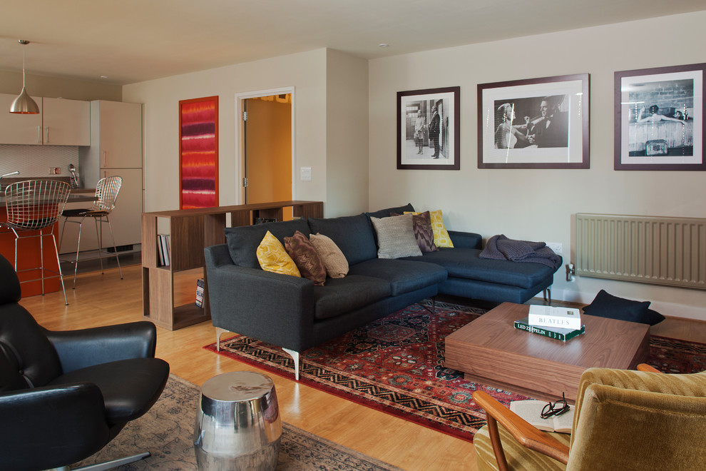 Immagine di un soggiorno moderno di medie dimensioni e aperto con TV autoportante