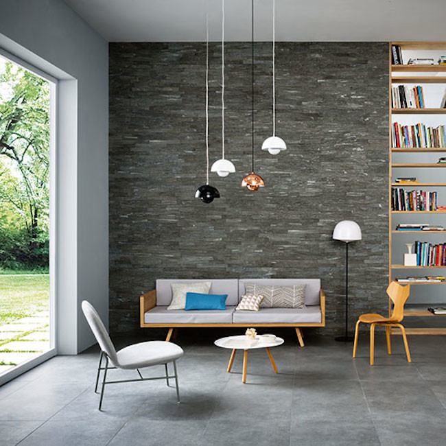 Exempel på ett mellanstort modernt allrum med öppen planlösning, med grå väggar, klinkergolv i keramik, ett finrum och grått golv