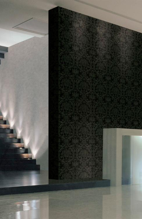 Réalisation d'un salon minimaliste avec un mur noir et un sol en carrelage de porcelaine.