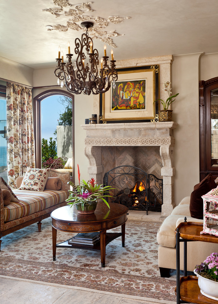 Mittelgroßes, Repräsentatives, Offenes Mediterranes Wohnzimmer mit beiger Wandfarbe, Kamin und Kaminumrandung aus Stein in Orange County