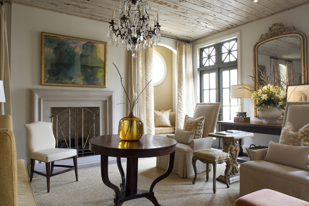 Пример оригинального дизайна: изолированная гостиная комната в стиле модернизм с стандартным камином и красивыми шторами