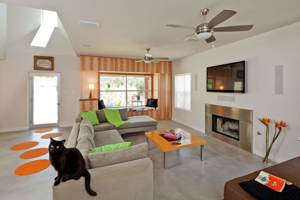 Modernes Wohnzimmer mit Betonboden und grauem Boden in Austin