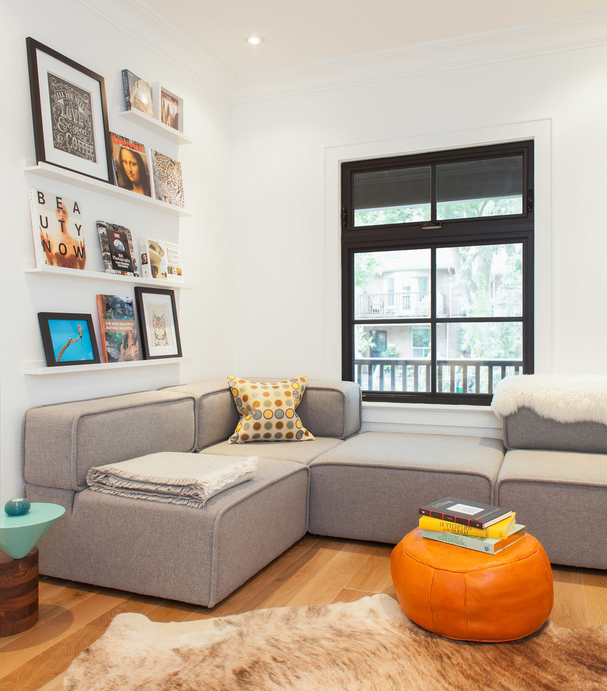 Immagine di un soggiorno minimal con pareti bianche e pavimento in legno massello medio