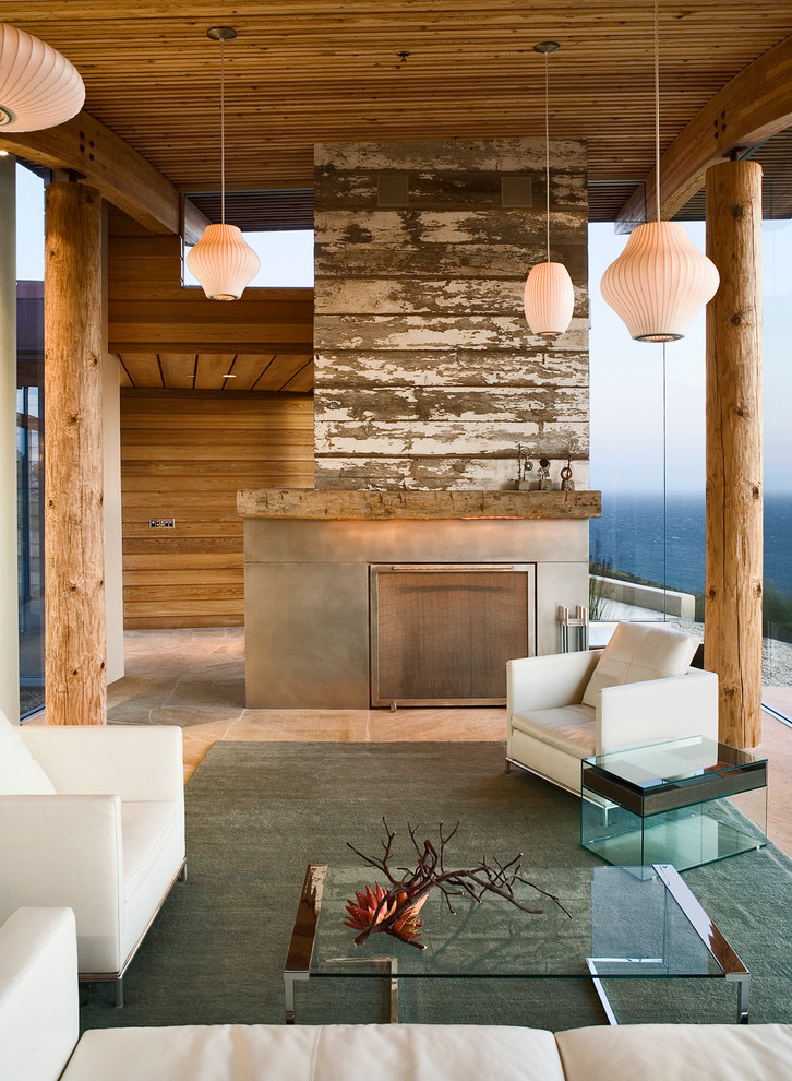 Стильный дизайн: гостиная комната в современном стиле с стандартным камином - последний тренд