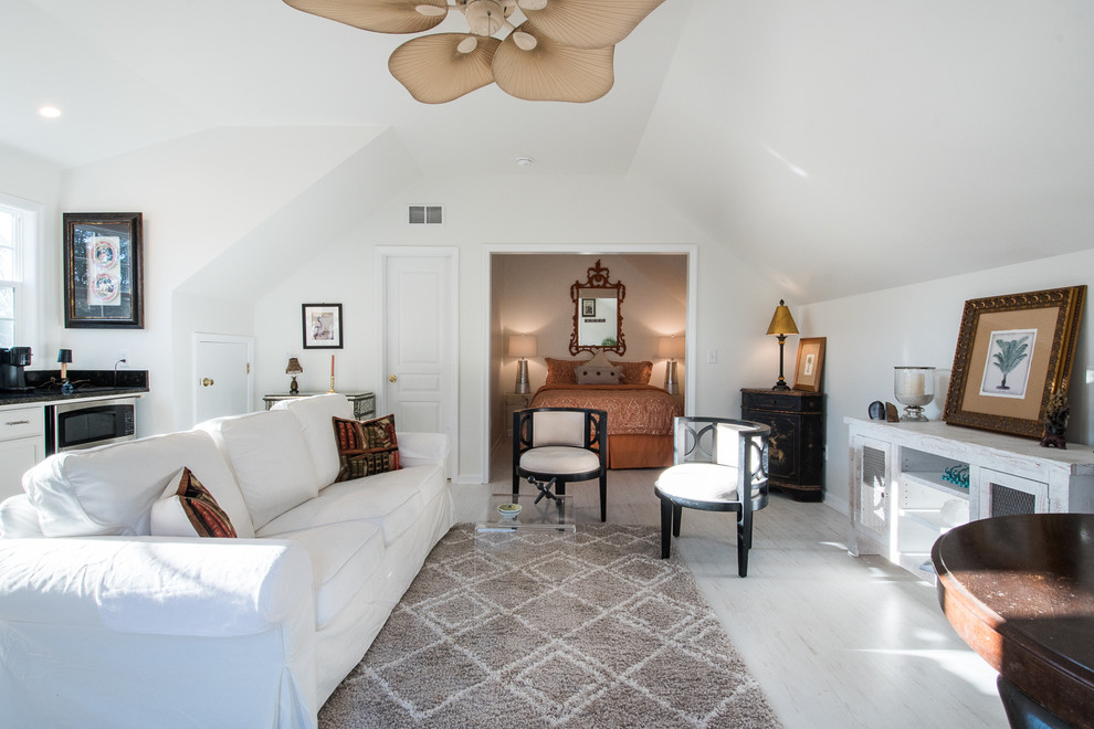 Mittelgroßes, Repräsentatives, Fernseherloses, Abgetrenntes Klassisches Wohnzimmer ohne Kamin mit weißer Wandfarbe und Porzellan-Bodenfliesen in Charleston