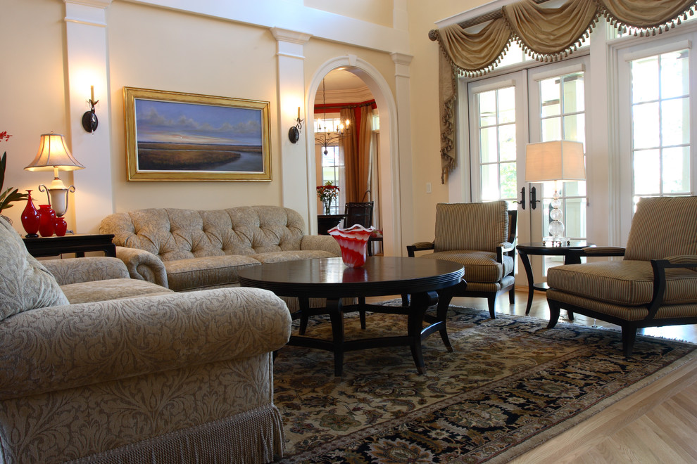 Inspiration pour un grand salon traditionnel ouvert avec une salle de réception, un mur beige, parquet clair et un téléviseur encastré.