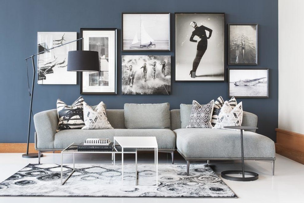 Inspiration pour un salon design de taille moyenne avec un mur bleu, sol en béton ciré et un sol blanc.
