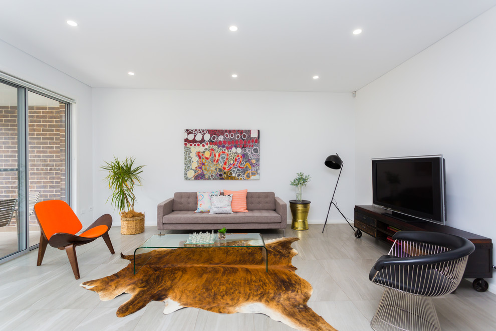Immagine di un soggiorno boho chic chiuso con sala formale, pareti bianche, TV autoportante e pavimento grigio