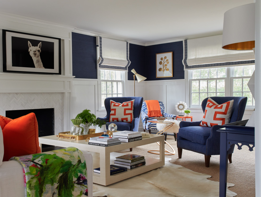 Пример оригинального дизайна: гостиная комната в стиле неоклассика (современная классика) с синими стенами, стандартным камином, фасадом камина из плитки и панелями на стенах