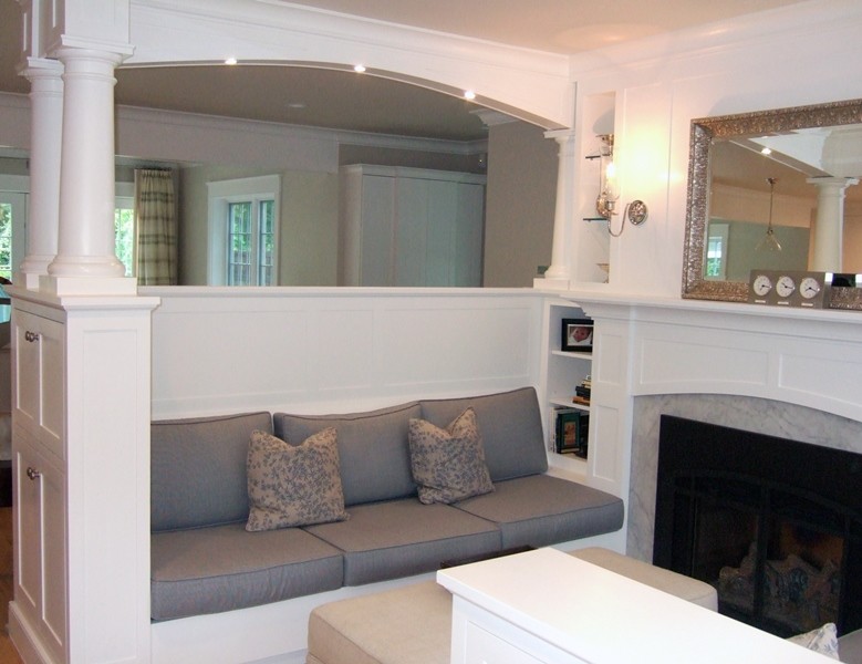 Immagine di un soggiorno chic di medie dimensioni e aperto con parquet chiaro, camino classico e cornice del camino in legno