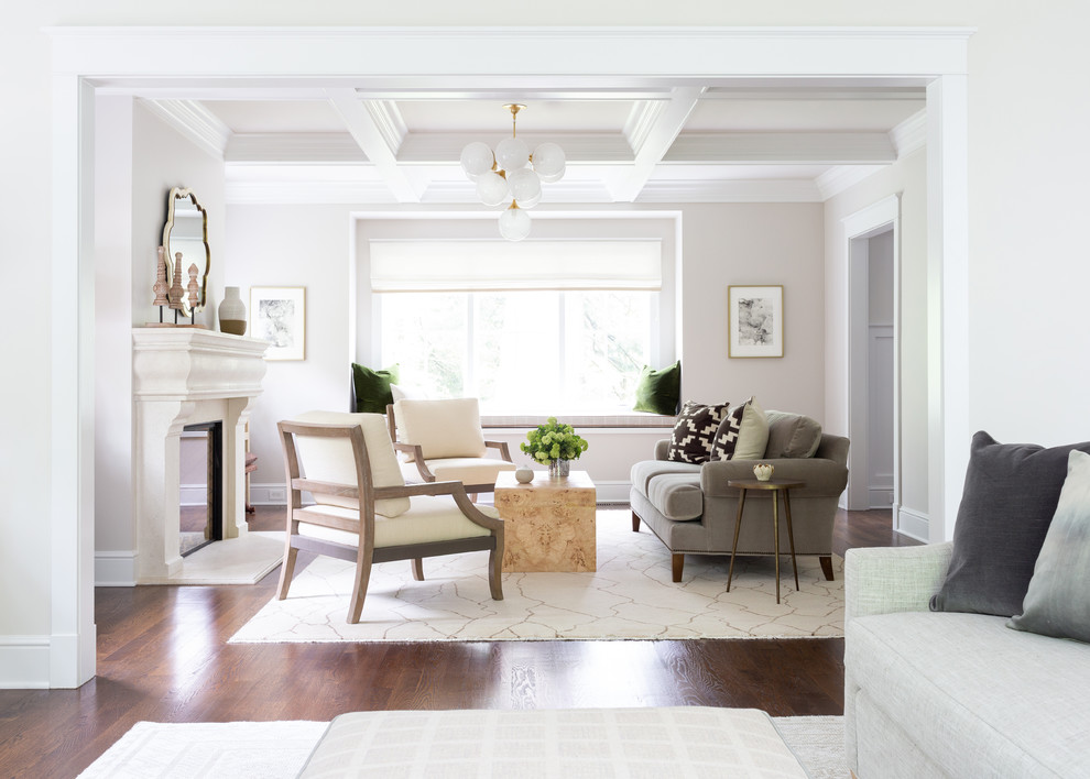Klassisches Wohnzimmer mit beiger Wandfarbe, dunklem Holzboden, Kamin und braunem Boden in New York