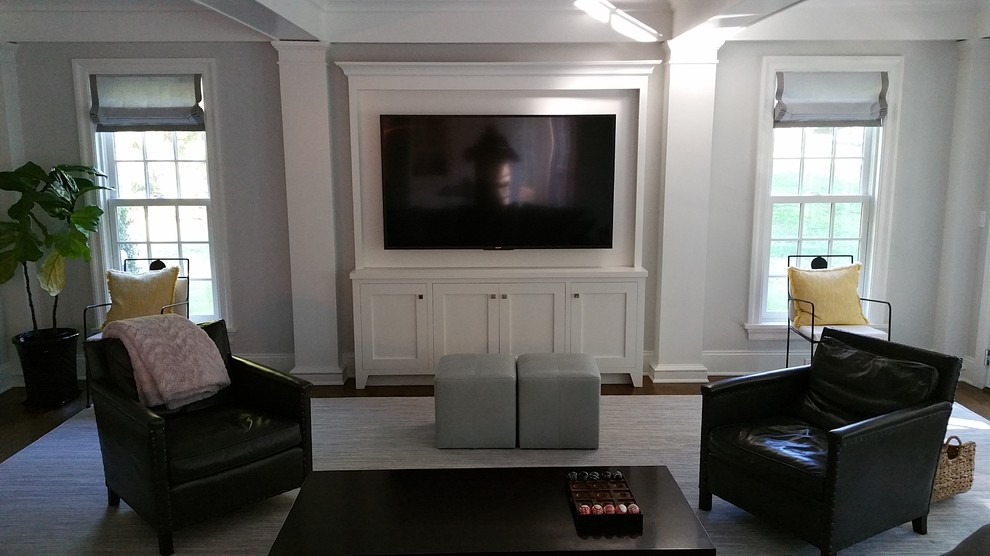 Idee per un grande soggiorno chic aperto con pareti grigie, parquet scuro, camino classico, TV a parete e pavimento marrone