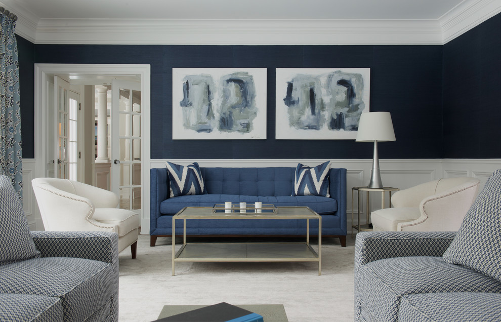 Стильный дизайн: парадная, изолированная гостиная комната:: освещение в стиле неоклассика (современная классика) с синими стенами и ковровым покрытием - последний тренд
