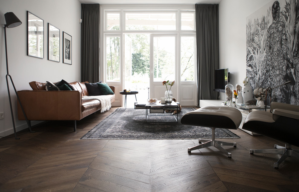 Mittelgroßes Klassisches Wohnzimmer mit dunklem Holzboden und braunem Boden in Amsterdam