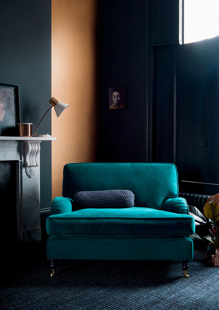 Стильный дизайн: маленькая парадная, открытая гостиная комната в стиле модернизм с черными стенами, ковровым покрытием и синим полом для на участке и в саду - последний тренд