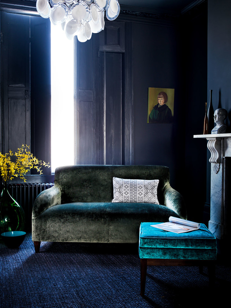 Idee per un piccolo soggiorno moderno aperto con sala formale, pareti nere, moquette, camino classico, cornice del camino in pietra e pavimento blu