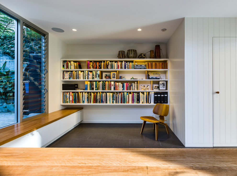 Idee per un soggiorno contemporaneo di medie dimensioni e aperto con libreria, pareti bianche, pavimento con piastrelle in ceramica e pavimento grigio