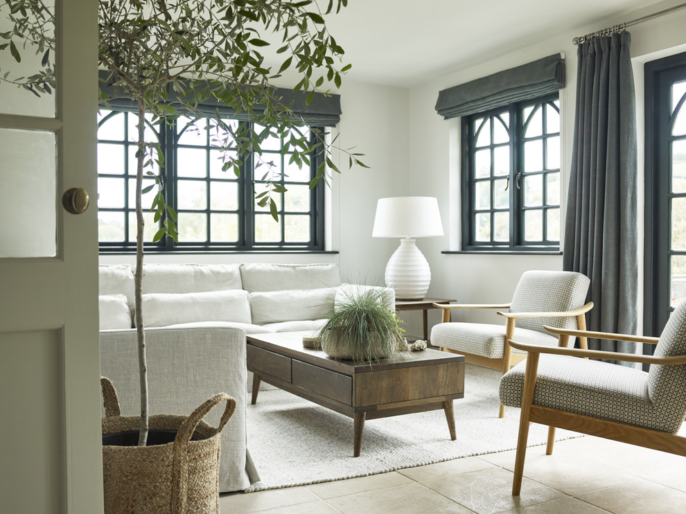 Ispirazione per un soggiorno stile marino con pareti grigie, pavimento in pietra calcarea e pavimento beige