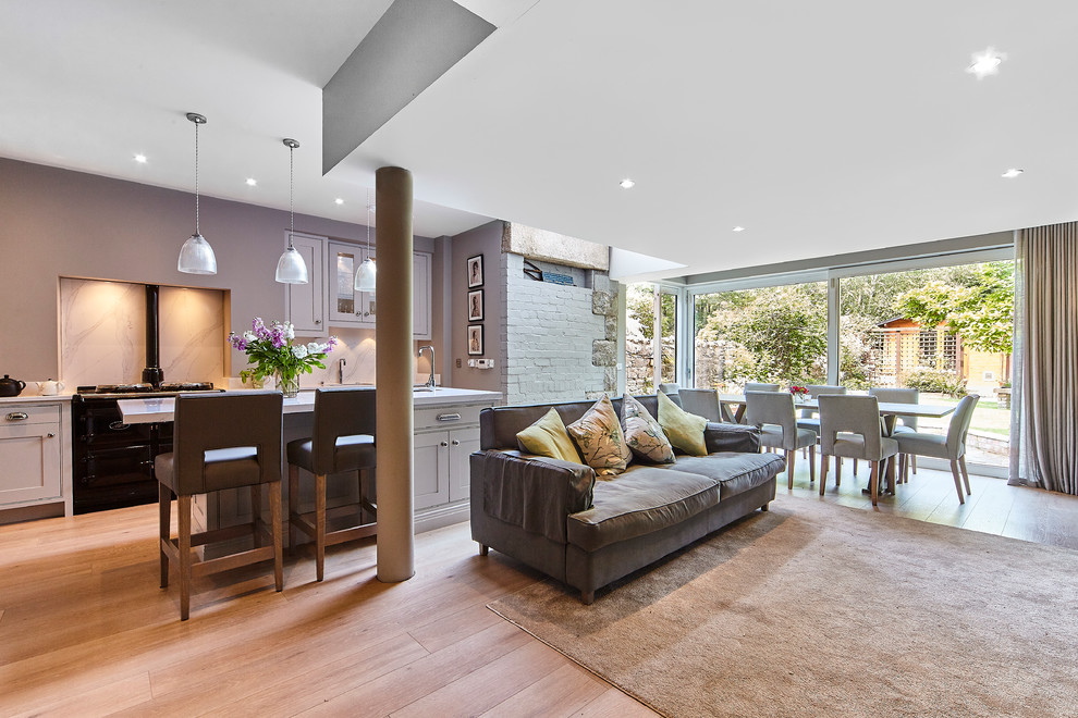 Immagine di un soggiorno classico di medie dimensioni con parquet chiaro e pavimento beige