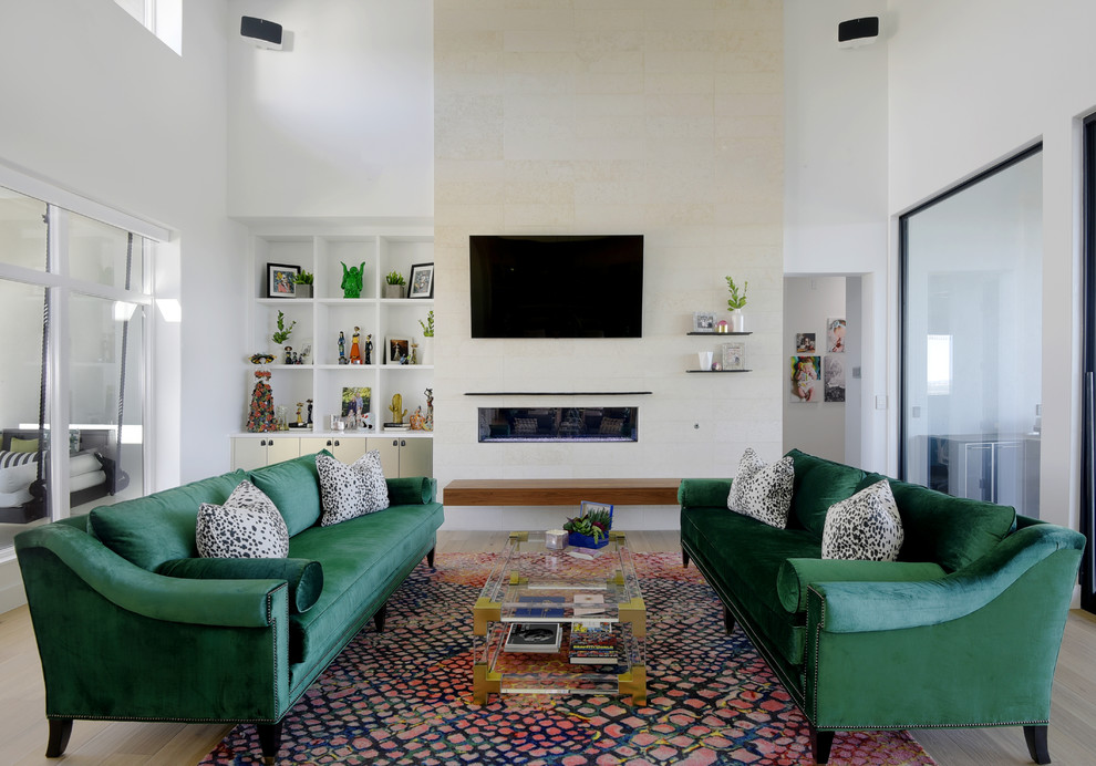 Идея дизайна: изолированная гостиная комната в стиле неоклассика (современная классика) с белыми стенами, светлым паркетным полом, горизонтальным камином, телевизором на стене и бежевым полом