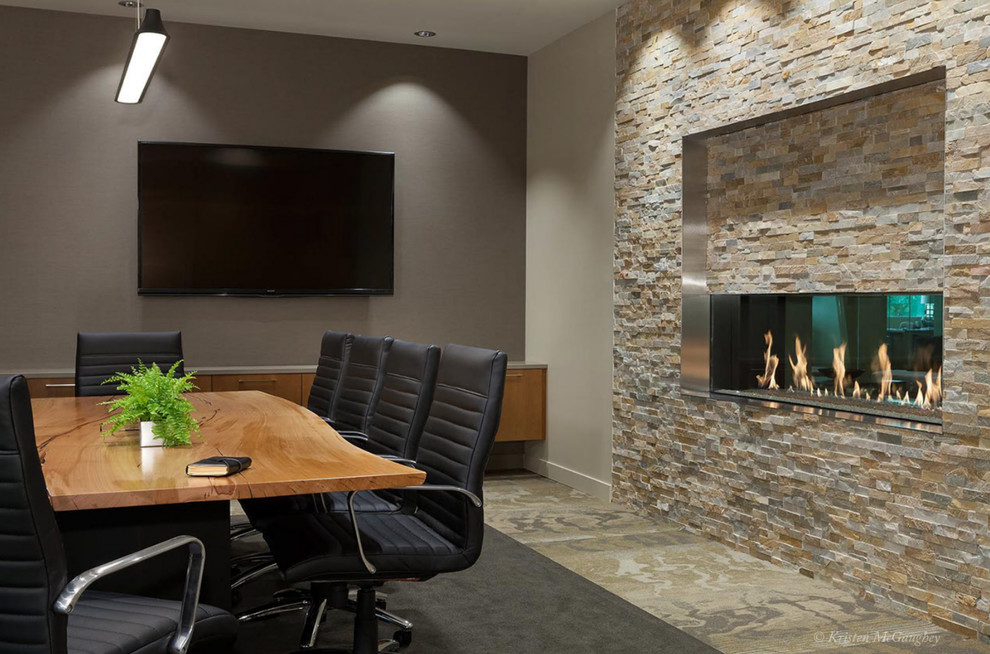 シアトルにある中くらいなコンテンポラリースタイルのおしゃれなLDK (グレーの壁、カーペット敷き、横長型暖炉、石材の暖炉まわり、マルチカラーの床、壁掛け型テレビ) の写真